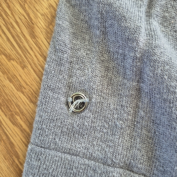 Lululemon Athletica Gray Women's Blouse. Rip Tag Cut Off, Size 10 - Picture 3 of 3